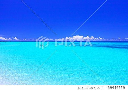 People enjoying marine sports in the beautiful sea that extends along Miyakojima and Shimo Airport in midsummer People enjoying marine sports in the beautiful sea that extends along Miyakojima and Shimo Airport in midsummer 39456559