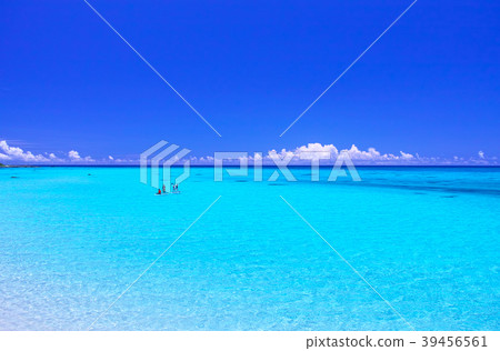 People enjoying marine sports in the beautiful sea that extends along Miyakojima and Shimo Airport in midsummer People enjoying marine sports in the beautiful sea that extends along Miyakojima and Shimo Airport in midsummer 39456561