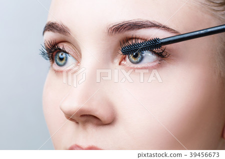 Beautiful woman with long eyelashes in a beauty 39456673
