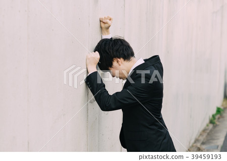 哀傷的年輕商人日本男性 39459193