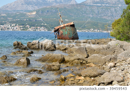 Ship wreck and a seascape 39459543