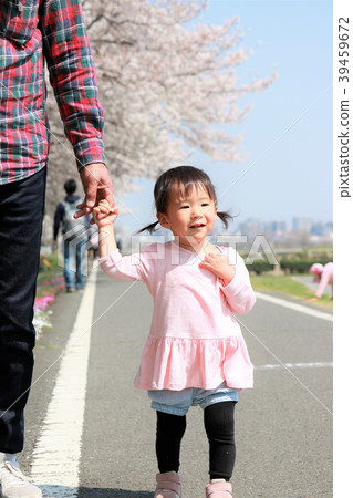 Girl holding hands under the cherry blossoms 39459672