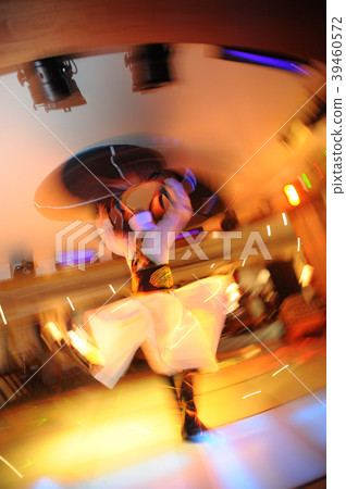 Egyptian folkloric dancer 39460572