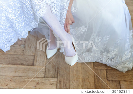 the bride wears shoes 39462524