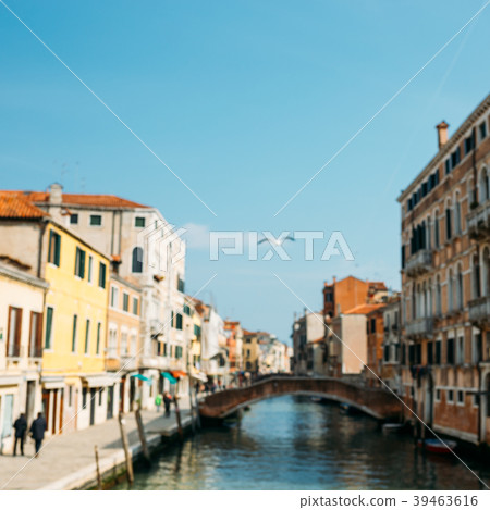Brurred cityscape of Venice. 39463616