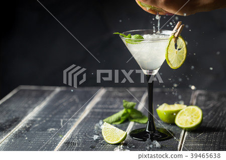 Fresh classic lime margarita cocktail 39465638