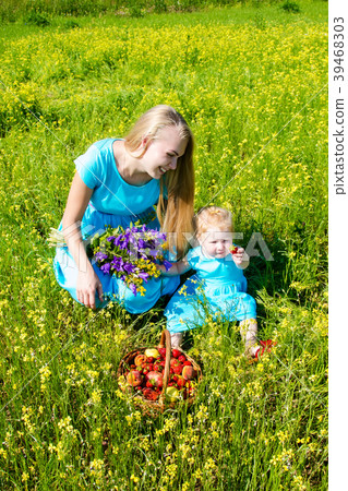 caucasian mother paying daughter park outdoor caucasian mother paying daughter park outdoor 39468303