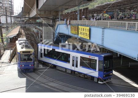 Toden 7700 (Aoiro) · 8900 (Blue) in front of Oji Station Toden 7700 (Aoiro) · 8900 (Blue) in front of Oji Station 39469130