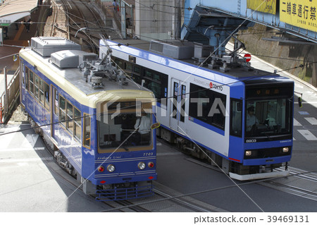 Toden 7700 (Aoiro) · 8900 (Blue) in front of Oji Station Toden 7700 (Aoiro) · 8900 (Blue) in front of Oji Station 39469131