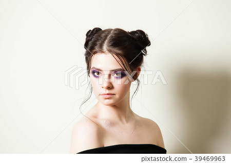 Trendy makeup for a young girl Trendy makeup for a young girl 39469963