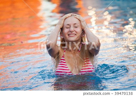 woman dives in the swimming pool 39470138