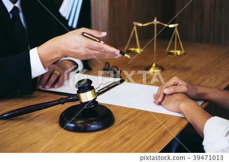 Customer service good cooperation, Consultation between a male l 39471013