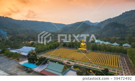 golden Big buddha statue and the disciples 39472492