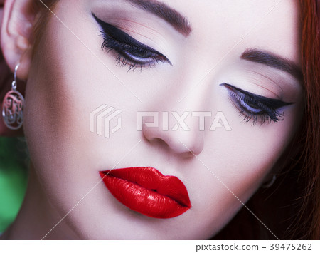 Gorgeous young woman with long eyelashes.  39475262