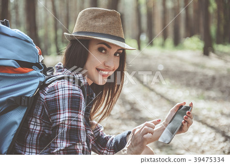 Optimistic girl is holding smartphone 39475334