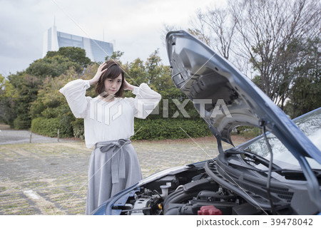 汽車故障破壞女人的帽子麻煩 39478042
