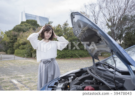 汽車故障破壞女人的帽子麻煩 汽車故障破壞女人的帽子麻煩 39478043