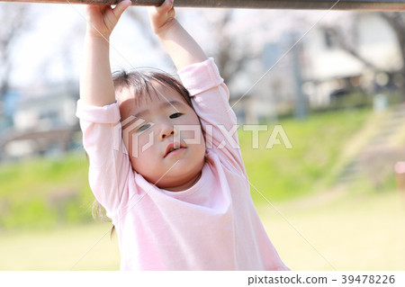 垂懸在操場設備的女孩 垂懸在操場設備的女孩 39478226