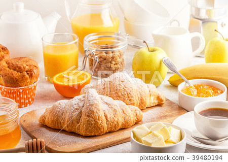 Continental breakfast with fresh croissants 39480194
