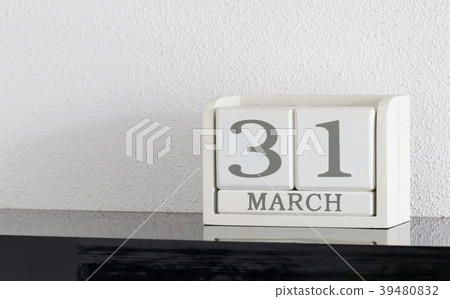White block calendar  39480832