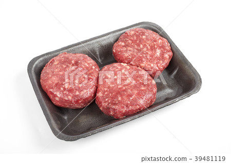 Tray with raw beef burgers or minced meat isolated Tray with raw beef burgers or minced meat isolated 39481119