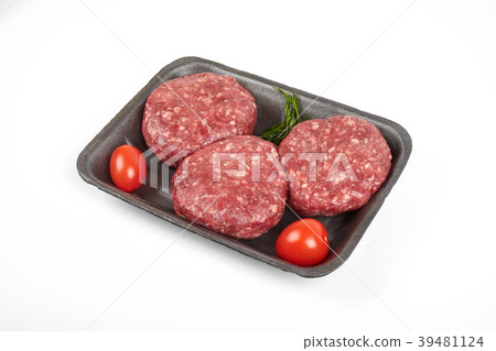 Tray with raw beef burgers or minced meat isolated Tray with raw beef burgers or minced meat isolated 39481124