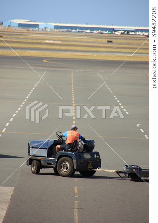 在機場工作的人 39482208