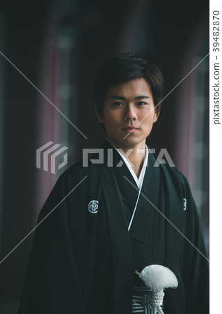 male, man, clothing decorated with a family crest 39482870