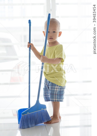 Young child sweeping floor Young child sweeping floor 39483454