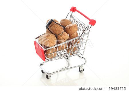 香檳軟木塞和購物車 香檳軟木塞和購物車 39483735