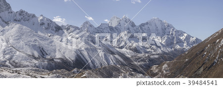 Pheriche valley and Himalaya peaks Pheriche valley and Himalaya peaks 39484541