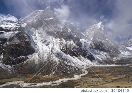 Pheriche valley with Taboche and cholatse summits 39484549