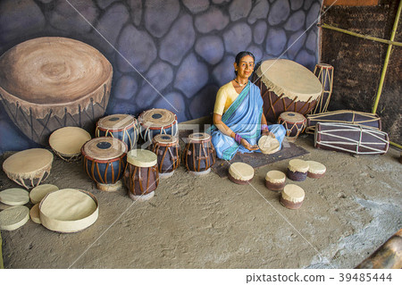 Woman selling musical instruments, sculpture Woman selling musical instruments, sculpture 39485444