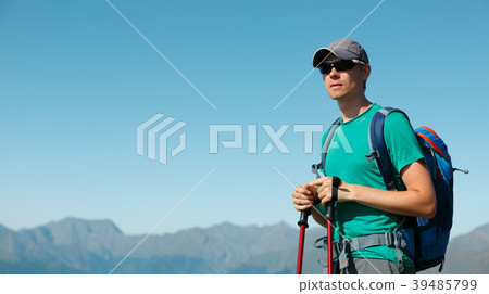 Image of tourist man in sunglasses with walking 39485799