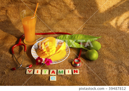 Alphonso mango sliced in dish with raw mangoes Alphonso mango sliced in dish with raw mangoes 39487812