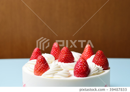 Preparation of birthday cake 39487833