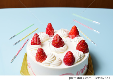 Preparation of birthday cake 39487834
