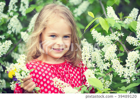 Little girl in spring flowers 39489120