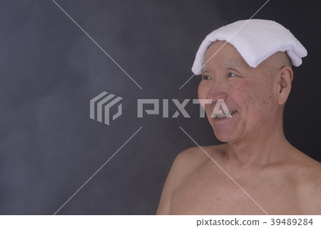 Image of senior bathing 39489284