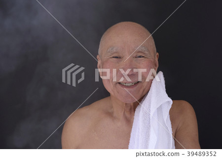 Image of senior bathing 39489352