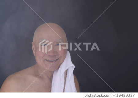 資深沐浴的圖像 39489357