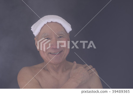 資深沐浴的圖像 39489365