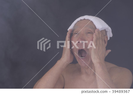 Image of senior bathing 39489367
