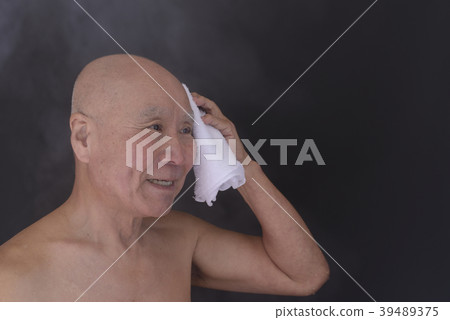 Image of senior bathing 39489375