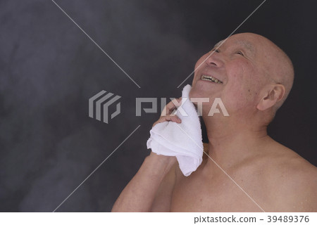 資深沐浴的圖像 資深沐浴的圖像 39489376