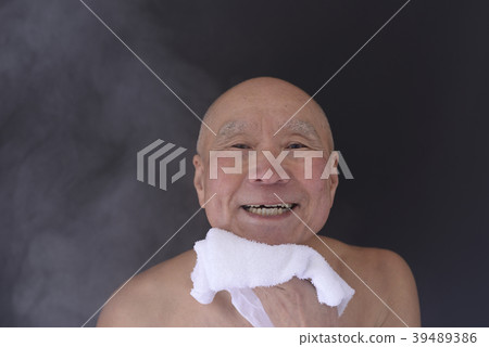 Image of senior bathing 39489386