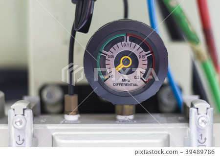 The pressure differential gauge 39489786