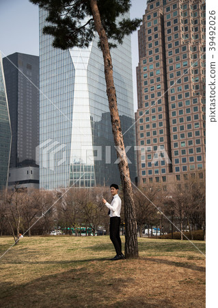 辦公室工作人員,下午的商人,年輕的工人,城市公園散步, 辦公室工作人員,下午的商人,年輕的工人,城市公園散步, 39492026