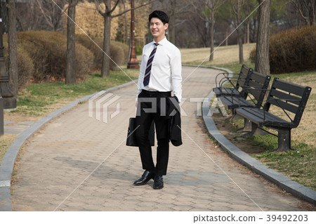 一個男人的一天，一個商人的下午，一個年輕的工人， 39492203