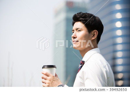 一個男人的一天,一個商人的下午,一個年輕的工人, 一個男人的一天,一個商人的下午,一個年輕的工人, 39492650